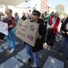 Los vecinos de la pedanía ponferradina de Columbrianos cortan la avenida de Asturias en protesta por las obras que se están llevando a cabo en las aceras del barrio