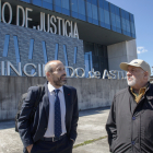 El ex sacerdote Jesús María Menéndez, conocido como Padre Chus, conversa con su abogado, javier Dapena (i) este miércoles a su llegada a los juzgados de Gijón.
