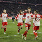El jugador del Bayern Múnich Joshua Kimmich (3-d) celebra el gol decisivo durante el partido de vuelta de cuartos de final que han jugado Bayern Munich y Arsenal en Múnich, Alemania). EFE/EPA/RONALD WITTEK