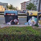 Contenedores a reventar en San Andrés del Rabanedo con los residuos desparramados por el suelo.