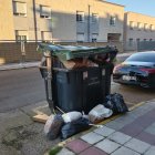 Contenedores a reventar en San Andrés del Rabanedo con los residuos desparramados por el suelo.