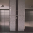 Fotografía de archivo de dos ascensores.