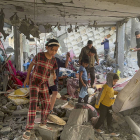 Algunos niños caminan por los escombros tras un ataque israelí en Rafah. Siete miembros de la familia Abu Qamar, padre, madre, hijos y abuelo, que habían sobrevivido a un ataque israelí el pasado 11 de febrero que destruyó la mezquita Al Hudda, junto a su vivienda, murieron anoche después de que un misil israelí hiciera estallar la casa en pedazos.