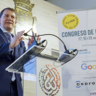 El presidente de la Junta de Castilla y León, Alfonso Fernández Mañueco, clausura en el XVIII Congreso de Editores y Periodistas, este viernes en Palencia.