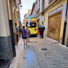 El ambulancia atendió esta mañana a dos personas en la calle Descalzos