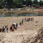 Mae Sot (Thailand), 20/04/2024.- BIrmanos cruzan el río Moei en  la frontera entre Birmania y Tailandia para huir de los enfrentamientos entre las fuerzas pro y anti junta militar.EFE/EPA/SOMRERK KOSOLWITTHAYANANT