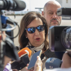 Fotografía de archivo en la que se registró a la ministra española de Defensa, Margarita Robles (c), al atener a la prensa, en Mucia. EFE/Marcial Guillén