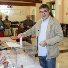 El portavoz del Grupo Parlamentario Socialista en el Congreso de los Diputados, Patxi López, ejerce su derecho al voto en un colegio electoral de Portugalete (Bizkaia), este domingo. EFE/Javier Zorrilla.
