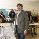 El candidato a lehendakari del PSE-EE, Eneko Andueza, ejerce su derecho al voto en el Colegio Público Maestro Zubeldia en Portugalete (Bizkaia), este domingo. EFE/Javier Zorrilla