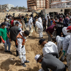 La Defensa Civil Palestina recupera 50 cuerpos de una fosa común dentro del Hospital Nasser en Jan Yunis, Gaza. EFE/EPA/HAITHAM IMAD