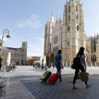 Turistas por la Catedral de León, en cuyo entorno hay muchos pisos de este tipo