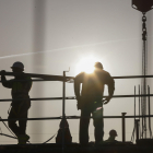 Trabajadores de la construcción levantan un edificio en una imagen de archivo del pasado mes de marzo. EFE/Luis Tejido