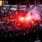 Manifestantes de derecha prenden bengalas mientras enfrentan a la policía antidisturbios durante una manifestación en el lugar donde apuñalaron a un hombre la noche del 25 de agosto de 2018, en Chemnitz (Alemania) hoy, lunes 27 de agosto de 2018. La muerte de un hombre tras una pelea en una fiesta popular en el este de Alemania desató lo que el Gobierno de la canciller Angela Merkel calificó hoy de "intolerable incitación xenófoba", alimentada por la crispación ante ese crimen y una campaña de desinformación ultraderechista en las redes sociales. La situación refleja una "nueva dimensión de la disposición a la violencia", acrecentada por la "difusión de mentiras", explicó el ministro del Interior del "Land" de Sajonia, Roland Wöller, a raíz de lo ocurrido en Chemnitz este domingo, cuando unos 800 neonazis se lanzaron "a la caza del extranjero" por las calles de la ciudad. El detonante de la convocatoria radical fue la muerte de un ciudadano alemán de 35 años, que en la madrugada del sábado al domingo se vio inmerso en lo que fuentes policiales tildaron de "pelea verbal" en las fiestas de la ciudad. EFE/Filip Singer