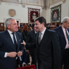 El delegado del Gobierno, Nicanor Sen, junto al presidente de la Junta, en la entrega del Premio Cervantes