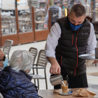 Una pareja se toma un café en la terraza de un bar . ArchIvo EFE/Ezequiel Ivan Espinar Riutort