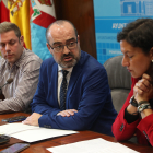 El bercianista Iván Alonso y los populares Marco Morala y Lidia Coca, hoy explicando la nueva Zona de Bajas Emisiones para Ponferrada.