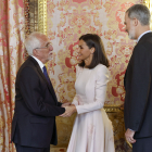Los reyes Felipe y Letizia reciben al ganador del Premio Cervantes 2023, Luis Mateo Díez.