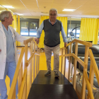 El médico rehabilitador, José Antonio Alcoba, junto a Emilio García, uno de los pacientes que está en rehabilitación por un accidente de tráfico.