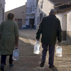 Imagen de archivo de dos personas con botellas de agua.