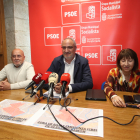 Pedro Fernández, Olegario Ramón y Mabel Fernández, este jueves en el despacho municipal del PSOE.