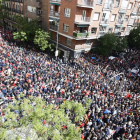 Simpatizantes del PSOE se concentran en los alrededores de la sede socialista de Ferraz para mostrar su apoyo al presidente del Gobierno, Pedro Sánchez, en el marco de la celebración de un Comité Federal del partido, este sábado en Madrid.