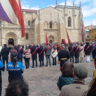 Los representantes del Ayuntamiento y del Cabildo de la Real Colegiata y Basílica de San Isidoro, frente a frente, durante la ceremonia de Las Cabezadas.