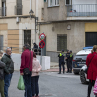 Policías y vecinos frente a la vivienda en Jaén donde este lunes se ha hallado muerto a un niño de 6 años y a su madre en estado grave.