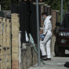 Captura de video que muestra a Guardias Civiles durante los registros llevados a cabo por el triple crimen de Chiloeches (Guadalajara).