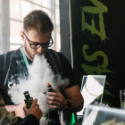 Un hombre expulsa vapor por la boca durante la tercera edición de "Vapevent Trade Show", una feria comercial que recoge las últimas tendencias de vapeo, en Nueva York (Estados Unidos), en una imagen de archivo. EFE/ Alba Vigaray