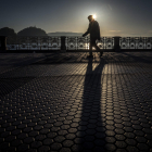 Un hombre pasea a primera hora de este martes por San Sebastián. EFE/Javier Etxezarreta