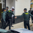 Agentes de la Guardia Civil trasladan a uno de los dos detenidos por el asesinato de una vecina de 65 años del municipio valenciano de Rafelcofer, profesora jubilada.