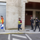 Efectivos policiales trabajan en una vivienda de la ciudad de Badajoz tras la muerte de una mujer, de 59 años, a manos de unos de su hijos, de 17 años.