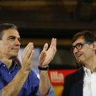El presidente del Gobierno, Pedro Sánchez, y el candidato del Partido Socialista Catalán, Salvador Illa (d), este jueves, en un acto de campaña del PSC en Sant Boi (Barcelona). EFE/ Quique García