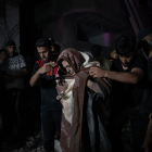 Gaza (---), 04/05/2024.- Una mujer es rescatada de los escombros de un edificio derruido tras un bombardeo israelí en Gaza. EFE/EPA/HAITHAM IMAD