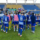 Los jugadores de la Deportiva celebran la victoria con parte de su afición en la grada.