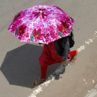 Una mujer se protege con un paraguas del calor en Bangalore, La India, en una fotografía de archivo. EFE/EPA/JAGADEESH NV