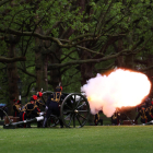 La Tropa Real de Artillería a Caballo dispara 41 salvas de cañón desde el céntrico parque de Green Park, en Londres, con motivo del primer aniversario de la coronación del monarca británico y de la reina Camila en la Abadía de Westminster. EFE/EPA/ANDY RAIN