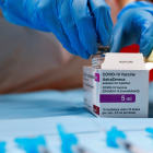 Un sanitario abre una caja con viales de la vacuna de AstraZeneca.