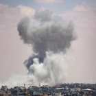 Rafah (Gaza), 07/05/2024.- El humo se eleva después de un ataque aéreo israelí, en Rafah, sur de la Franja de Gaza, este martes. El ejército israelí declaró elque llevó a cabo "ataques selectivos" contra objetivos de Hamas en el este de Rafah, en el sur de la Franja de Gaza. EFE/ Haitham Imad