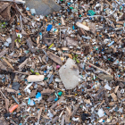 En la imagen de archivo, plásticos, mesoplásticos y microplásticos en una playa. EFE/ David Arquimbau Sintes