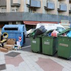 Durante toda la jornada, los agentes registraron contenedores y papeleras para ver si encontraban la pistola, sin éxito, en paralelo a las labores de rastreo del río Bernesga en el entorno de la pasarela donde se registró el suceso.