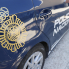 Imagen de archivo del anagrama de la Policía Nacional en un coche del Cuerpo. EFE/Mariscal