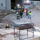 Los servicios de emergencia intentan localizar a los trabajadores de la construcción atrapados tras el derrumbe de un edificio de cinco plantas en George, Sudáfrica desde el 7 de mayo.
                        EFE/EPA/Kirsty Kolberg
