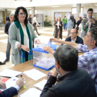 La candidata Teresa Mata vota en las elecciones a la ULE.