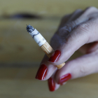 Imagen de la mano de una mujer sujetando un cigarrillo. EFE/ J.J.Guillén