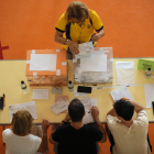 Imagen de archivo de  una cartera entregando los votos por correo en una mesa electoral en Cataluña en las pasadas elecciones generales. EFE/Alejandro García