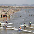 Bañistas en la playa de las Arenas en Valencia, este sábado. EFE/ Ana Escobar