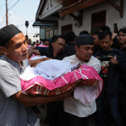 Familiares y vecinos llevan este miércoles en Depok (Indonesia) el cadáver de uno de los 11 muertos en el accidente de autobús el sábado por la noche en Subang, en la provincia de Java Occidental. EFE/EPA/ADI WEDA