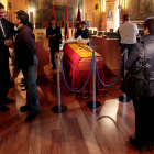 La capilla ardiente de Isabel Carrasco, instalada en el Palacio de los Guzmanes, concitó miles de personas, desde ciudadanos anónimos a altos cargos de la política, incluido el presidente del Gobierno.