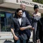 El bailaor Rafael Amargo (i) junto a su abogado Marcos Garcia Montes (d) a su salida de la Audiencia Provincial de Madrid, el pasado mes de abril. EFE/ Sergio Perez